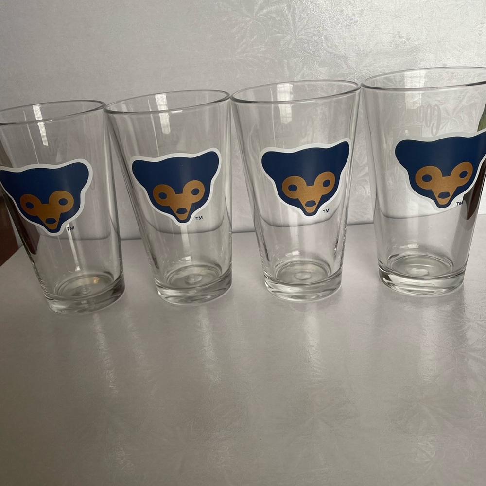 Brand new pint glasses vintage Chicago cubs logo